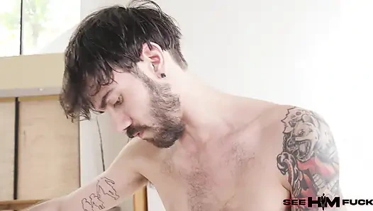 Татуированная Nade Tasty дрочит, пока ест его задницу!