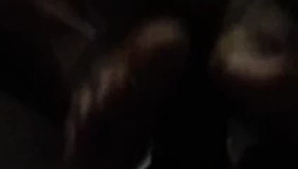 Latina bir el ve ayak işi verir