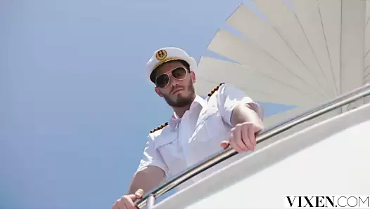 Vixen - plaj tavşanı Nancy, minik bikinisiyle karşı konulamaz