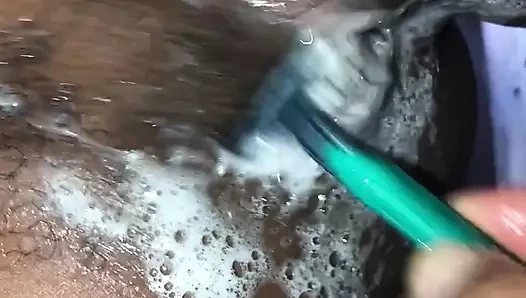 Vajinamı özlediğim ve hoşuma gidiyor olduğu için tıraş olmama izin verdim