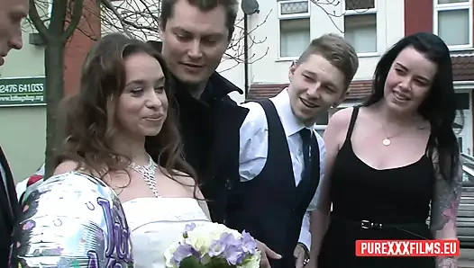 Büyük memeli dövmeli orta yaşlı seksi kadın Stacey Saran pascal white'dan gelinliğiyle sikiliyor