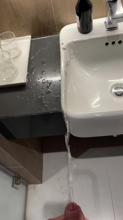 В туалете скучно, хочешь стакан?