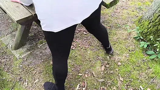 Barbekü alanında göt, memeler ve amcık kırbaçlama