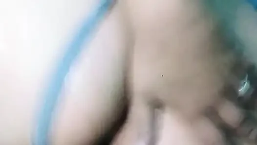Üvey kız kardeşimin kuyruğuna boşaldıktan sonra parmaklıyorum