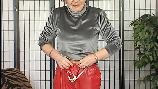 Kıllı kızıl saçlı nine oyuncu seçmelerinde amını sikiyor