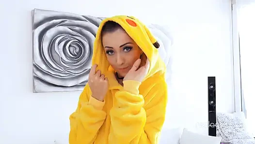 Sevimli gamzeli sevgilim Empera farklı karakterlerle sevişmeye bayılıyor ve bu kez pikachu'yı seçti