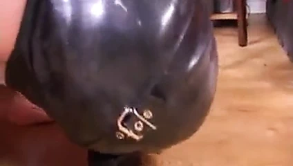 tükürme metresi kirli konuşma çizmeler eldiven