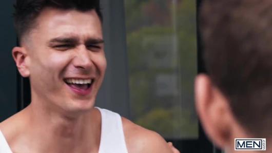 Erkekler - twink joey mills host ızgara yaparken ateşli sörfçü Troy Daniels ile dalgalardan daha fazla biniyor