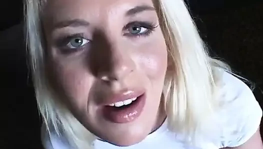 Muhteşem sarışın sürtük göt deliğini ve amını siyah yarakla siktiriyor