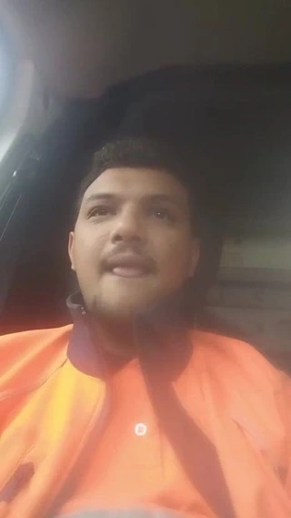 Teslimatçı kamyonetinde masturbasyon yapıyor