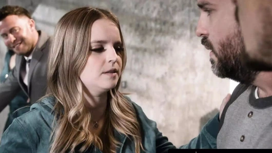 Saf tabu rekabetçi Codi Vore ödülü kazanmak için ağlayan kocasının önünde üvey oğluyla takım oluyor