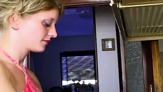 Sarışın amcığını ve götünü sikiyor