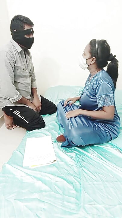 Tamil öğretmen ve öğrenci seks videosunda sikişiyor. Kulaklık bir şarttır. Domaltmalı ve kovboy kız pozisyonu