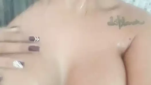 Sıcak çıplak kız alır banyo