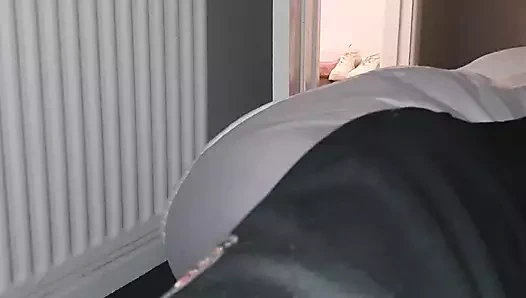 Yaramaz üvey oğul üvey annesinin önünde ereksiyon olup olmadığını kontrol etti