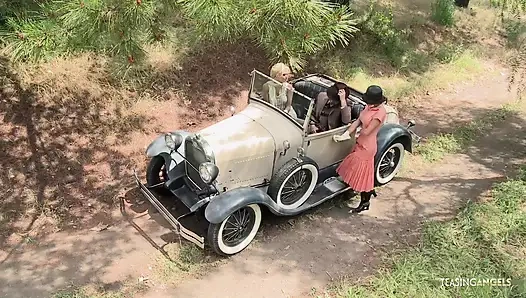 Adam orta yaşlı seksi kadınla hiçliğin ortasında tanıştı ve harika bir üçlü seks yapıyor