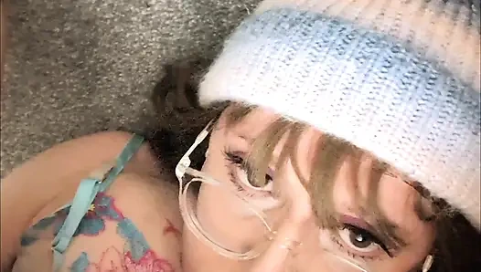 Kadın kılıklı Billie kendimle oynuyor ve dölümü kendi kendine yiyor