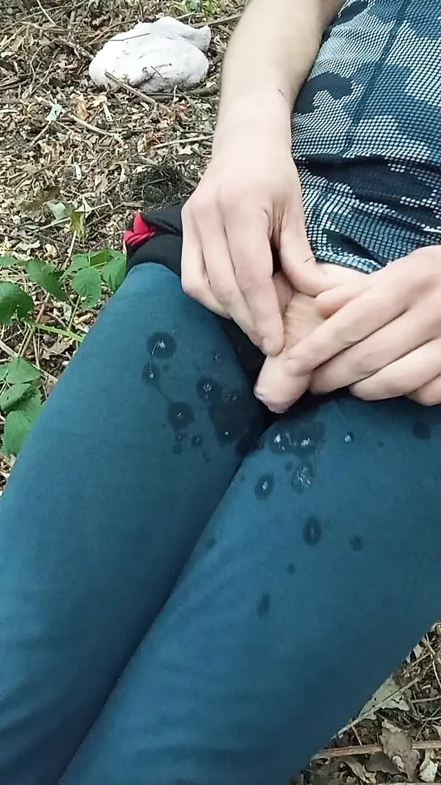 Ormanın kenarında vahşi bir şekilde otuzbir çekerek şehvetle çığlık atıyor
