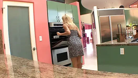 Çarpıcı sarışın orta yaşlı seksi kadın lezbiyen üvey kızını baştan çıkarıyor