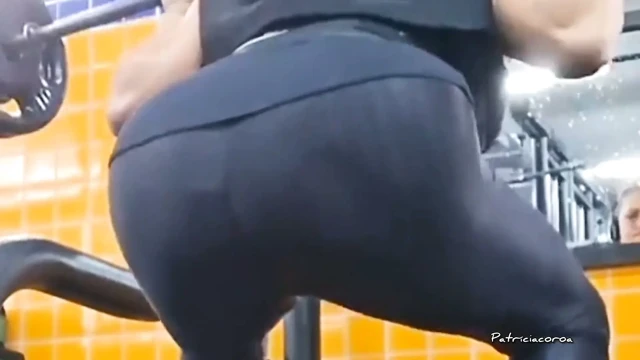 Spor salonunda dördüncü squat'ta çömelin