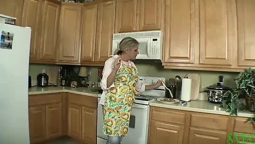 Modelleri: Bridgett Lee ve Daniel Plump üvey nine azgın üvey torununa acemi kampından fresh bakıyor