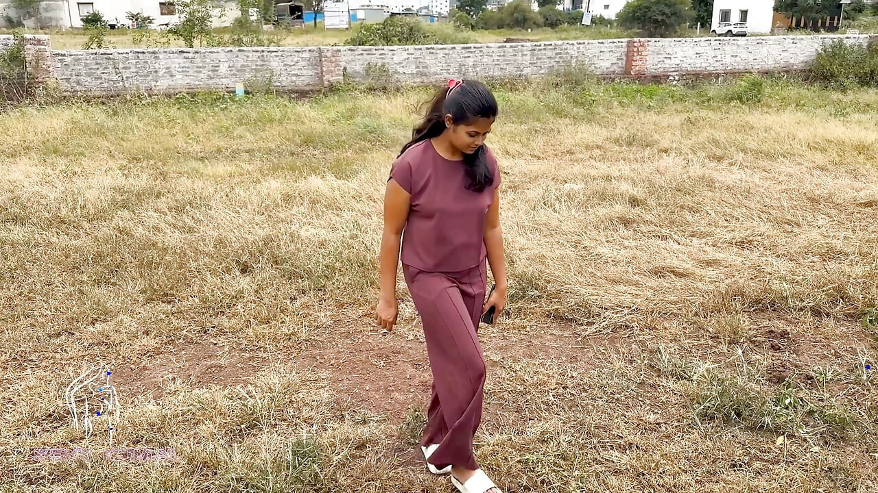 Satıcı mağazada yumuşak bir arsa almaya gitti ve Madam'ın hoşuna gittiğini gösterdi.