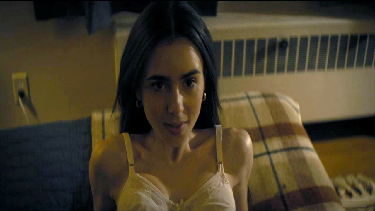 Lily collins – seksi video