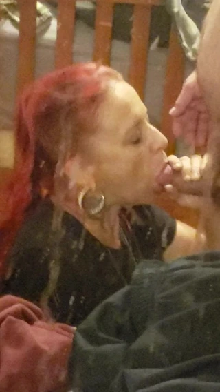 Yan görünüm (temizlenmesi gereken aynada) oral seks