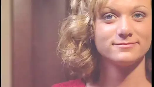 Ateşli sarışın kız arabaya uzanıyor ve sıkı ıslak kutusunu sert sikiyor