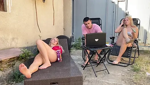 Gavat fantezisi: kız arkadaş erkek arkadaşının kız kardeşini sikişini izliyor
