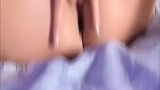 Sarışın amatör mavi dildosunu gırtlağına kadar alıyor ve sonra biniyor