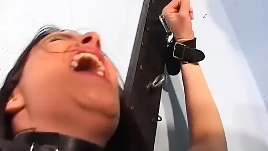 Bağlı esmer orta yaşlı seksi kadın baskın usta tarafından derinden azdırıyor