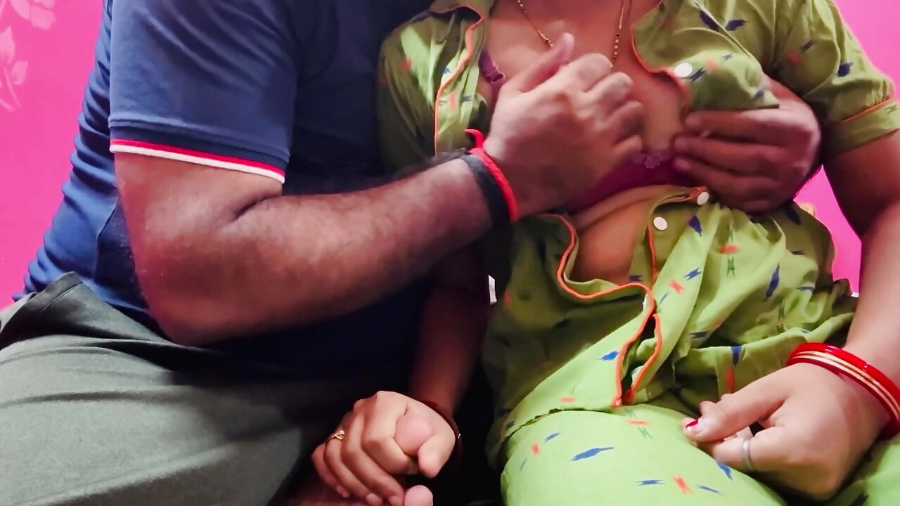 Desi bhabhi se saath masti boob press
