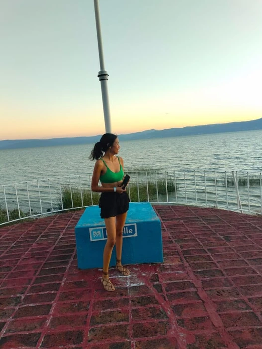 Üvey kız kardeşim ailemin otelinde beni sikiyor! Beni sıvazlıyor, gırtlağına kadar alıyor ve ağzına zengin boşalmamı sağlıyor.
