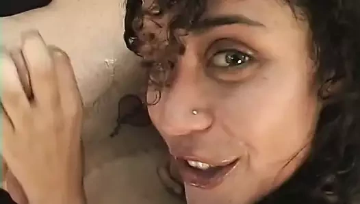 Harika göğüsleri ve traş kedi ile güzel genç esmer çük ile doldurulmuş alır