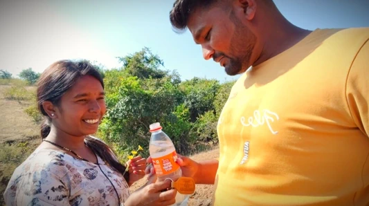 Ladki hmko jangle me mili, vah subah subah gav ke najdiki jangle me bathroom karne aai thi - Indian bhabhi hot xxx movie in Hindi voice.