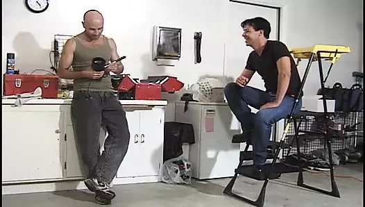 Dövmeli adam tamirci büyük yarağıyla derin anal seks yapıyor