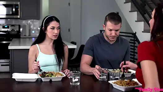 Bir komşunun evinde ücretsiz öğle yemeği