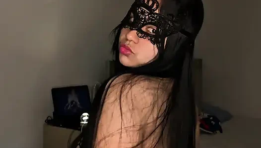 Maskeli hassas genç kız şişman amına mastürbasyon yapıyor