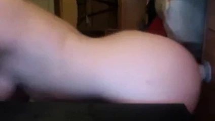 genç kız, doğal askı kullanır oyuncak üzerinde onu kedi