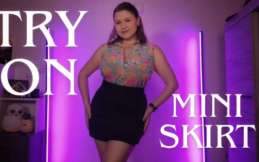 Ofis Mini Etek Denemesi: Düzgün Vücutlu Uyum Kontrolü