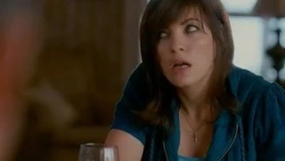 Komik değil kız kardeşler göğüsler