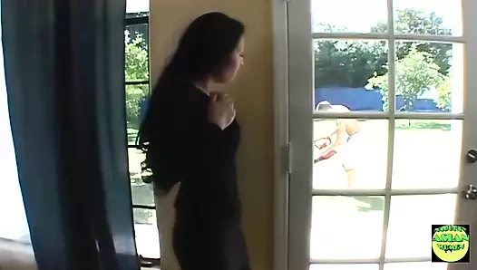 Evli Asyalı bayan bahçıvanını arzuluyor ve onu ıslak bir sakso için davet ediyor