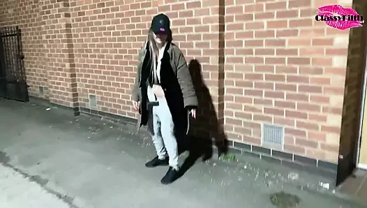 Sokak kızı çatlak adam için sokakta twerking