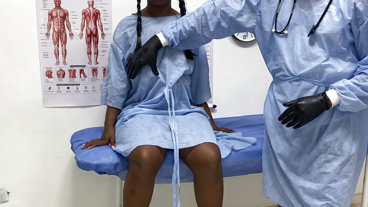 Protezlerini değiştirmek için doktora gidiyor ve doktor yarağını içine sokuyor
