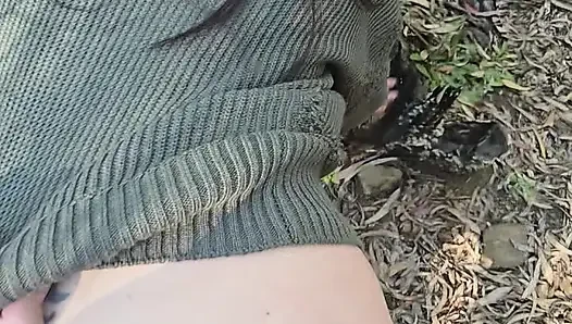 Amatör orta yaşlı seksi kadın herkesin görmesi için yolun yanında ormanda sikişiyor ve emiyor