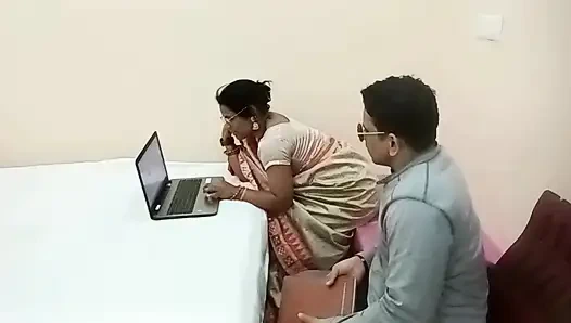 Bilgisayar profesörü öğrenciyi aradı ve sert seks yaptı sonra sari içinde amının içine boşalıyor