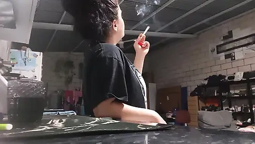 Seksi pawg sigara içiyor