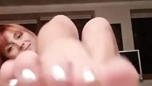 seksi kızıl saçlı bebeğim gösterir onu mükemmel tabanlar ve ayak