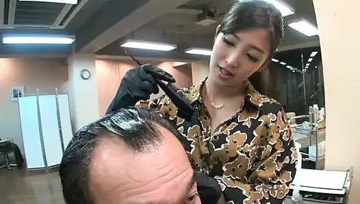 O salon daha fazlasını istiyor gibi gözlerini benimkiyle buluşmaya devam ediyor